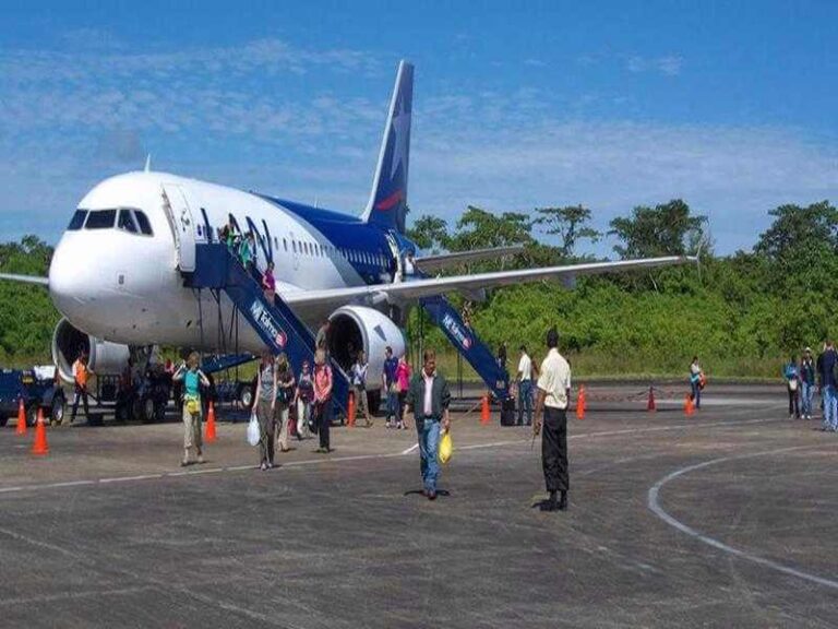 Puerto Maldonado Airport plane