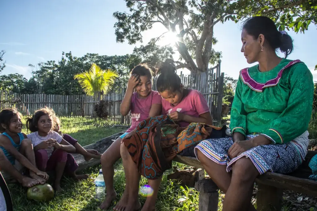 🌿Discovering the Indigenous Communities of Tambopata from Puerto Maldonado 🛶 18 Peru Indigenous Communities group of jungle native people weaving together