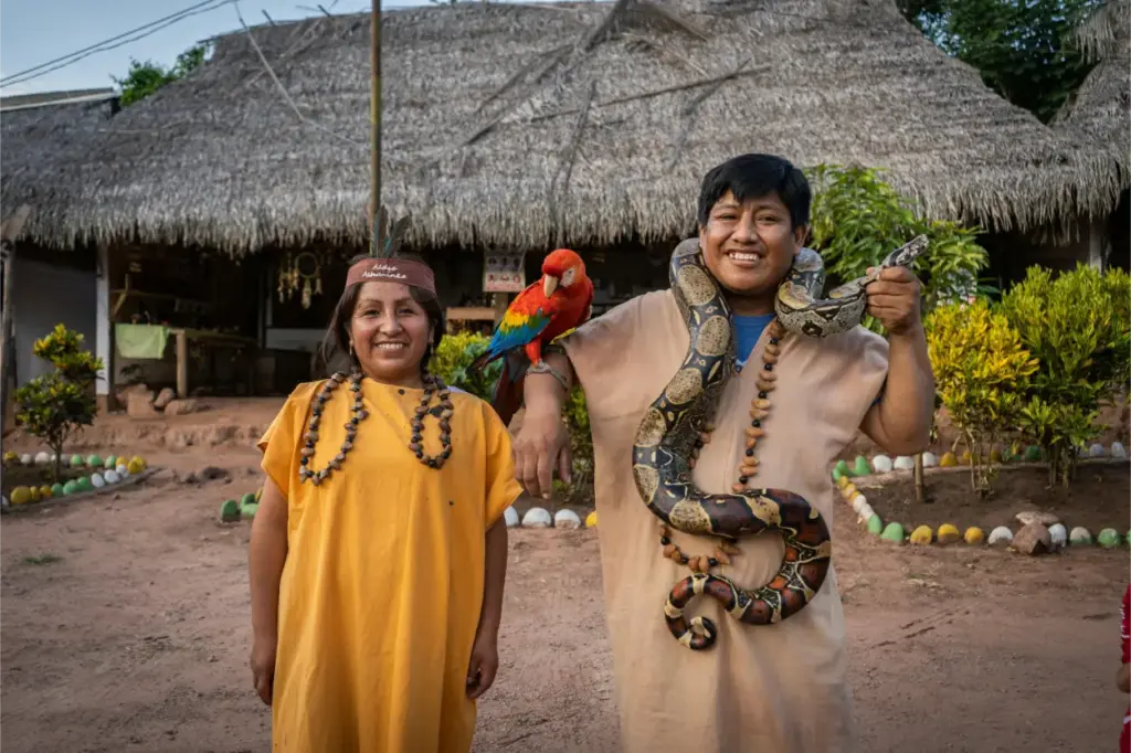 Lenguas de la Amazonía Peruana: Un Viaje en la Conservación de la Comunicación Indígena 25 Personas sosteniendo una anaconda en las lenguas de la Amazonía peruana